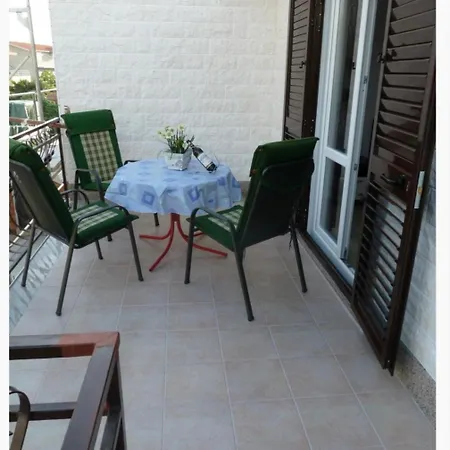 Appartamento Nena Family For 2-3 People Seget Vranjica